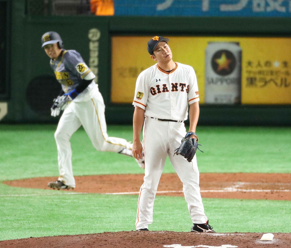 昨季の開幕戦で、西勇輝投手に左中間にタイムリー二塁打（適時打）を浴びる先発の菅野智之投手