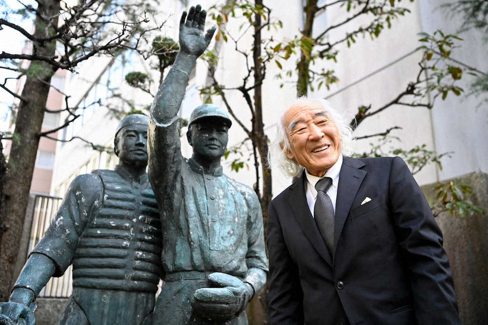 野球殿堂入りし、日本高等学校野球連盟の庭にある銅像の前で話す佐山和夫さん（代表撮影）