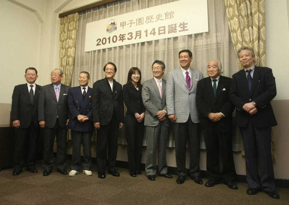 発足した甲子園歴史館運営会議に出席した佐山和夫さん（右から2人目）。現在も同館顧問（2010年1月25日、大阪中央電気倶楽部）