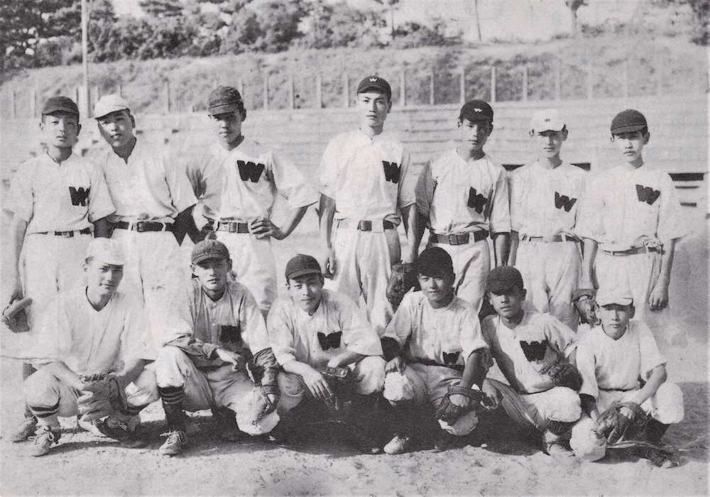 佐山少年がボールボーイをしていた当時の和歌山中野球部員（1946年7月撮影）。前列左から2人目が田原武捕手、次いで和中道男投手、松嶋正治左翼手＝『和中・桐蔭野球部百年史』より＝