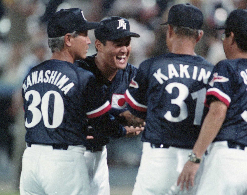 96年アトランタ五輪で米国を破って決勝進出を決め、杉浦正則（左から2人目）を迎える川島勝司監督（左）