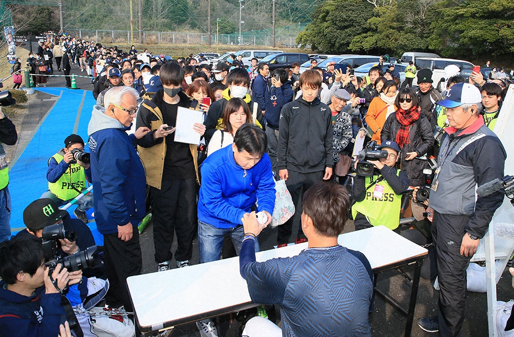 昨年のキャンプで西武・松阪の即席サイン会に並ぶ多くのファン