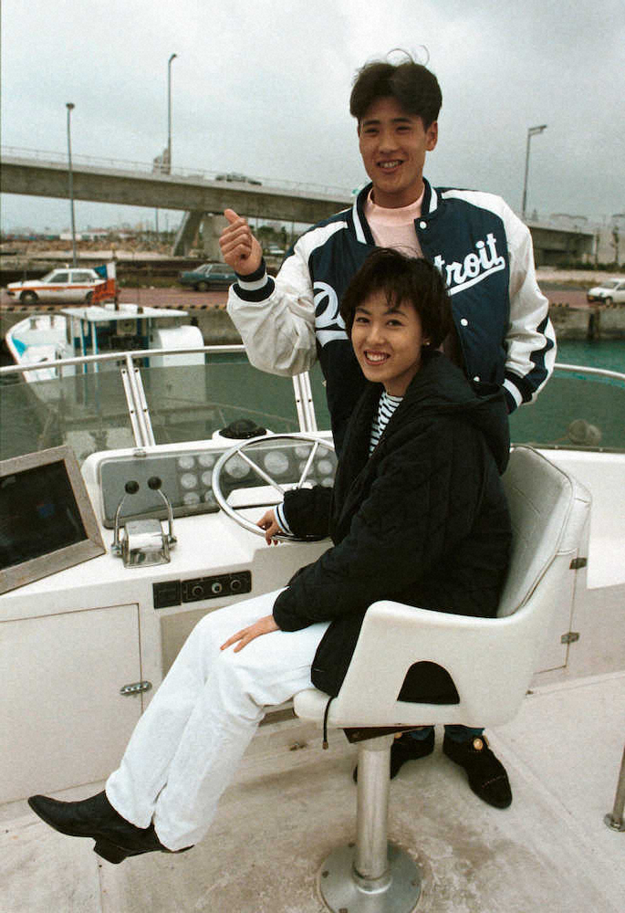1993年、石垣島で大河内志保さん（手前）と2ショットの新庄
