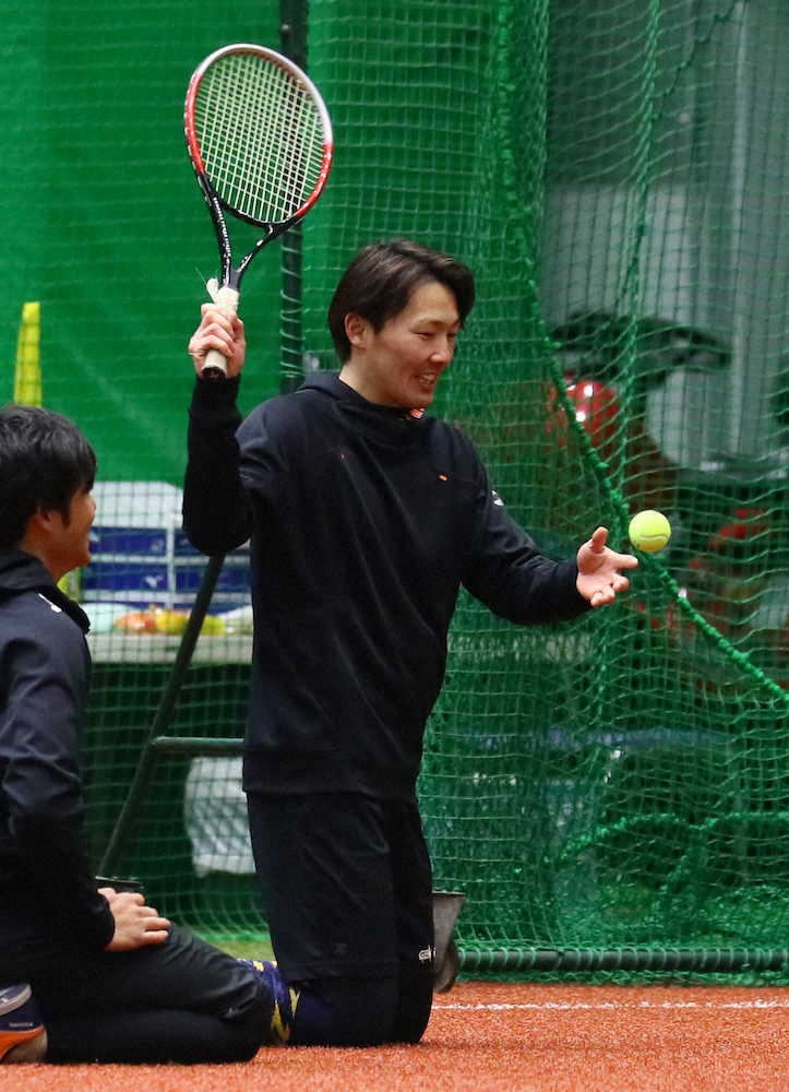 ＜西武・自主トレ＞テニスボールを使って練習する源田（代表撮影）
