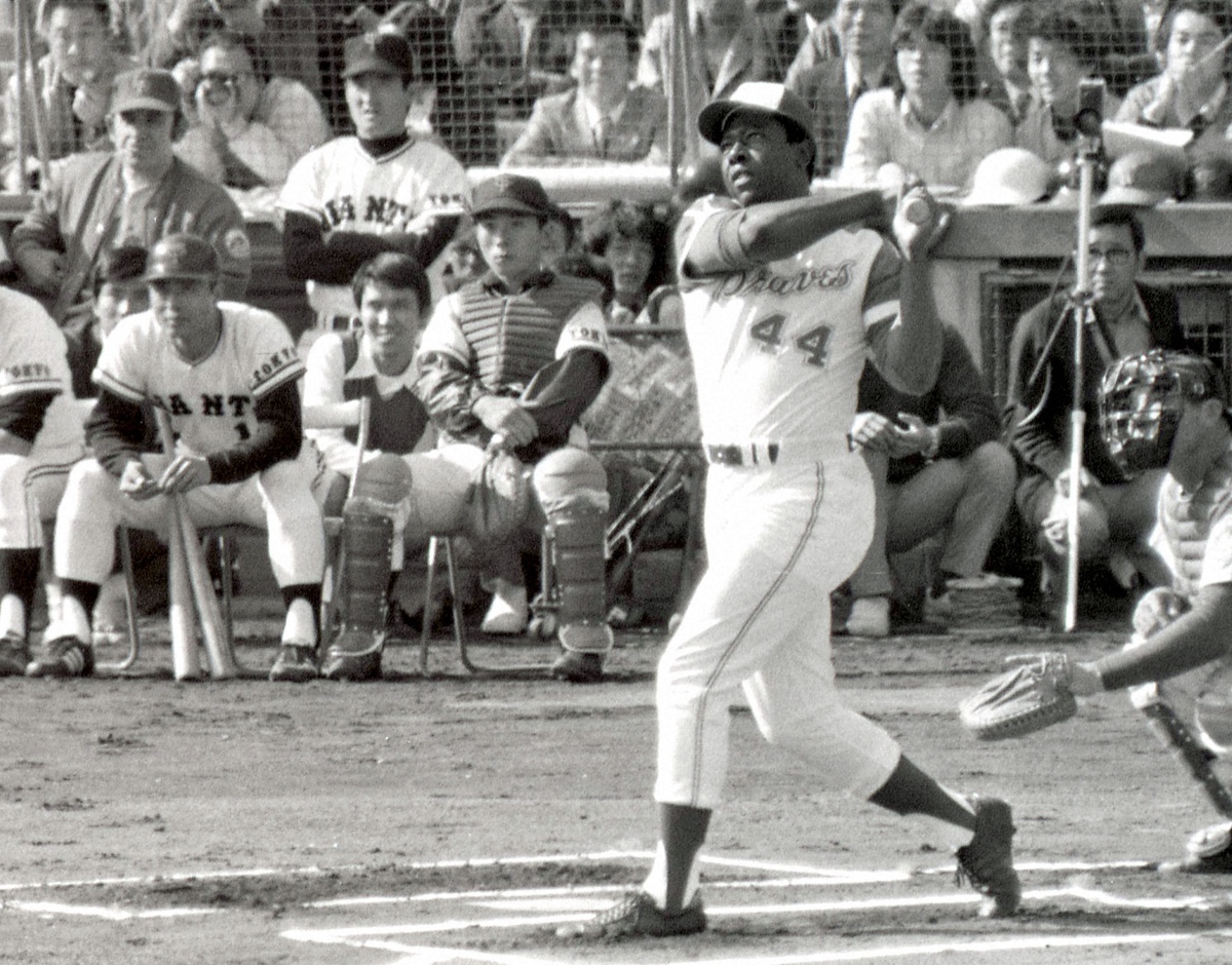 74年11月、日米野球で王（左）が見つめる中、本塁打競争をするハンク・アーロン氏
