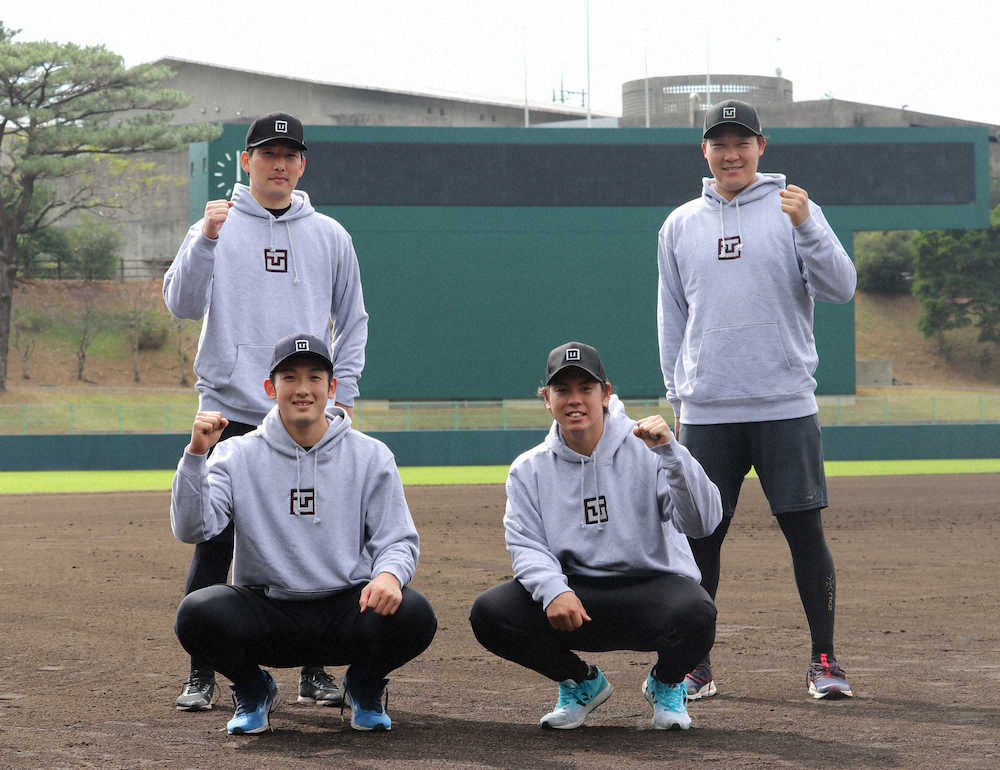 【画像・写真】沖縄県内で自主トレした（前列右から）梅野、DeNA・山本、（後列右から）大山、岩崎（阪神球団提供）