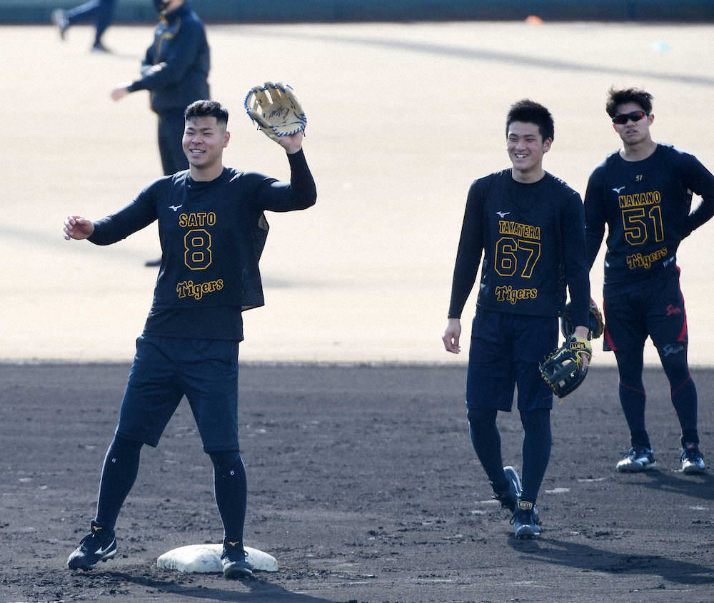 【画像・写真】ヒヤリのち笑顔！？阪神ドラ1佐藤輝は腰の違和感訴えるも、大事に至らずメニュー消化