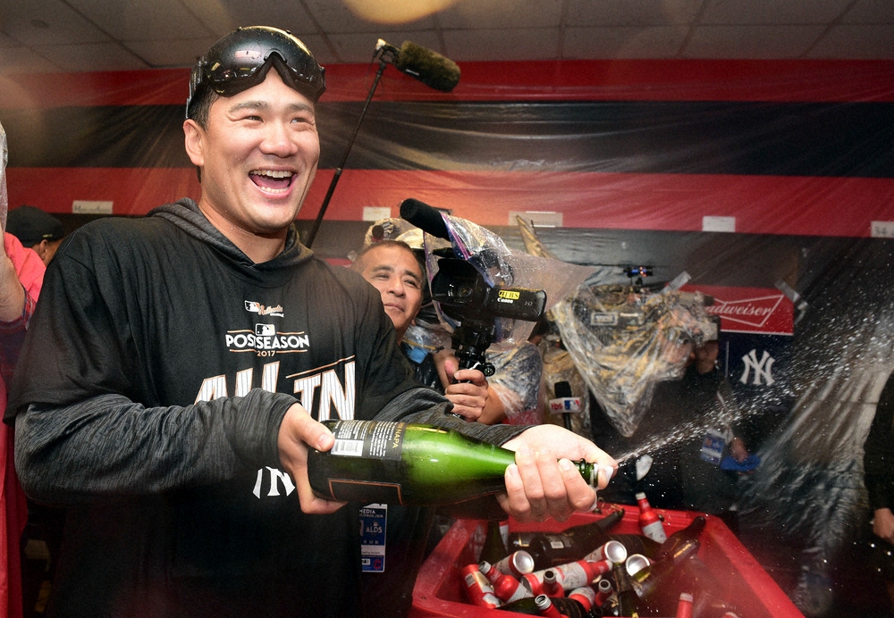 ヤンキースがリーグ優勝決定シリーズ進出を決め、シャンパンファイトで笑顔を見せる田中（17年10月撮影）=AP