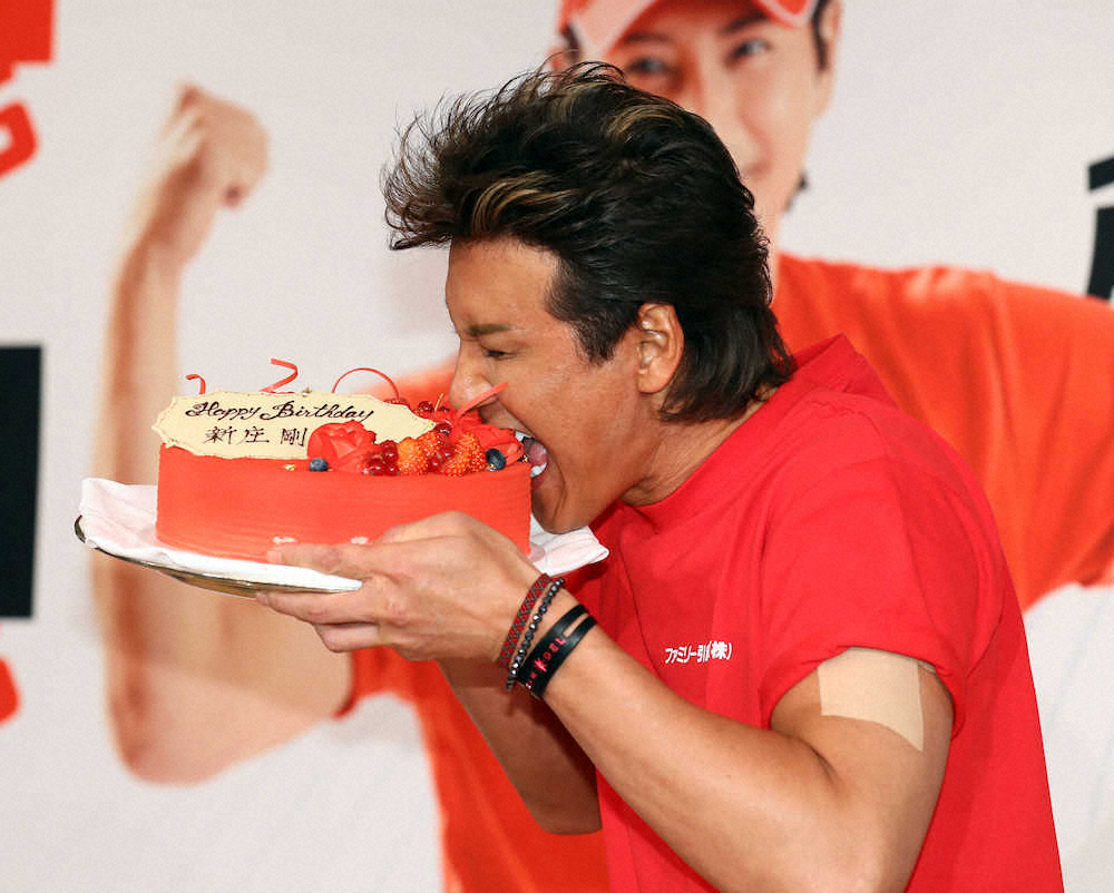 49歳の誕生日を迎え、バースデーケーキにかぶりつく新庄氏（撮影・尾崎　有希）