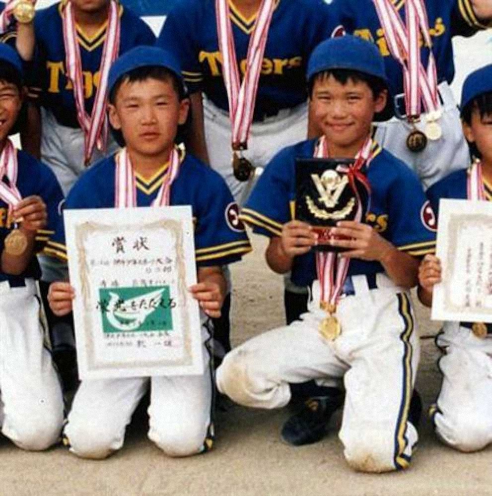 同じ野球チームに所属した小学生時代、盾を手にする巨人・坂本勇（右）と、賞状を見せる楽天・田中