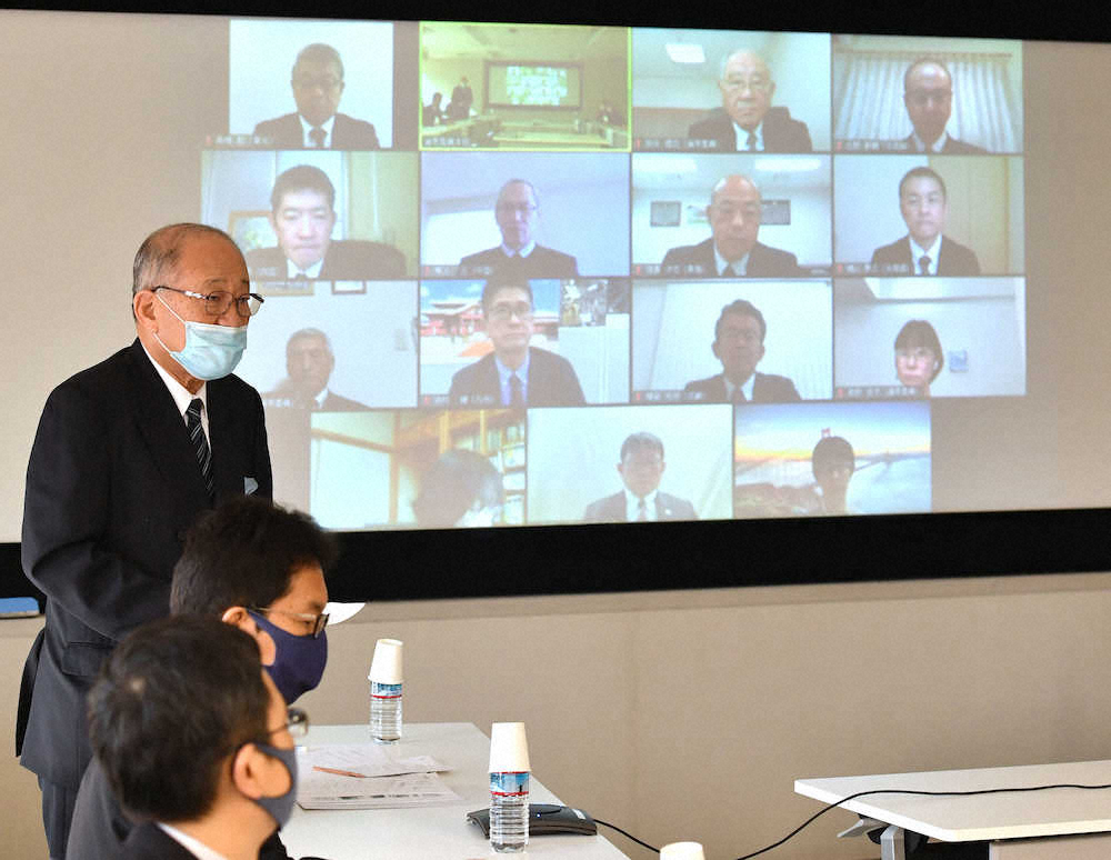 オンラインで開かれた選考員会であいさつする日本高野連の八田会長（左奥）