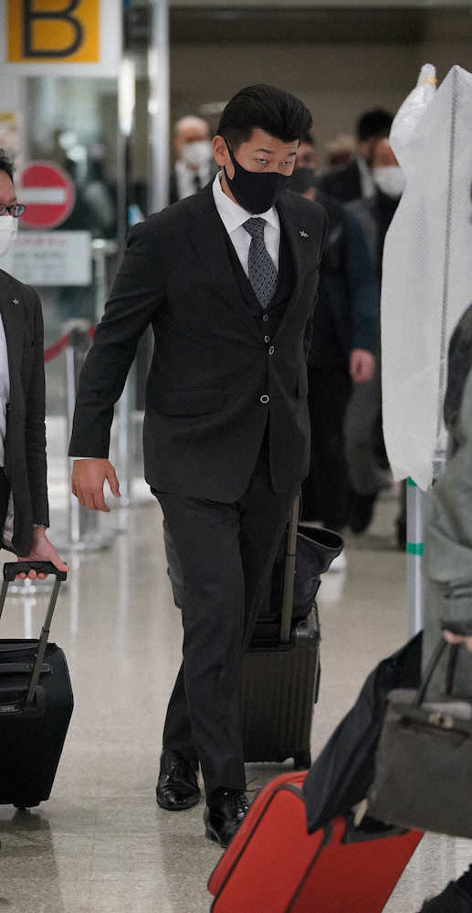 【画像・写真】DeNA・三浦監督　キャンプ地宜野湾入り「心一つに全員が変わっていこう」