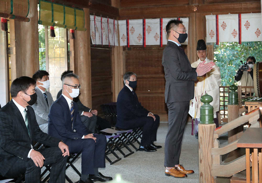 小戸神社を参拝し、玉串を奉納する中嶋監督