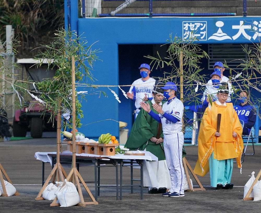 【画像・写真】＜DeNAキャンプ＞安全祈願する三浦監督（撮影・島崎忠彦）＝1日、沖縄･宜野湾
