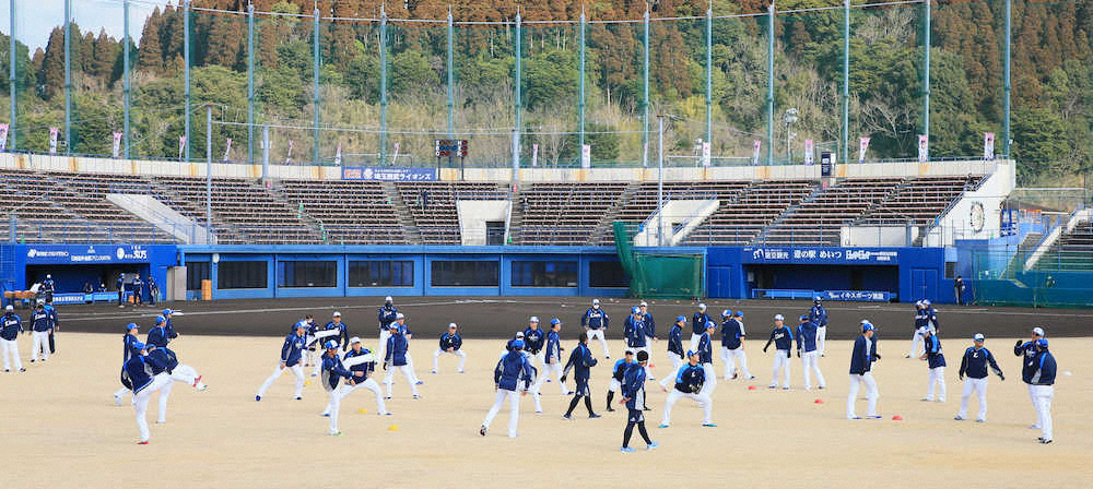 【画像・写真】西武　投手陣が全員ブルペン入り　辻監督、渡辺の変化球に興味津々