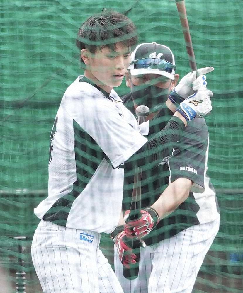 【画像・写真】ロッテ松中臨時コーチ　練習合間のフリー打撃で柵越え披露「3ついきました。楽しいです」