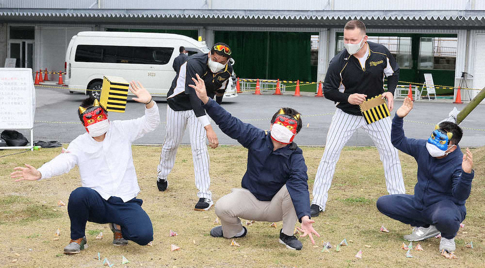 【画像・写真】阪神　サンズら助っ人4人が節分の豆まきに参加！　フリー打撃では初日から柵越え披露