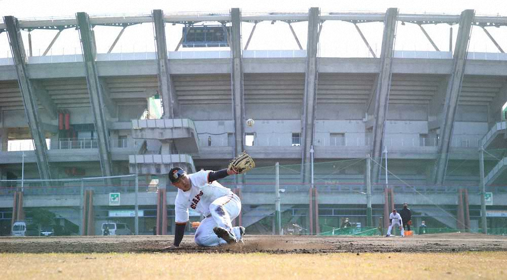【画像・写真】巨人・岡本、フリーで左中間席中段の特大弾　「とにかく追い込みたい」