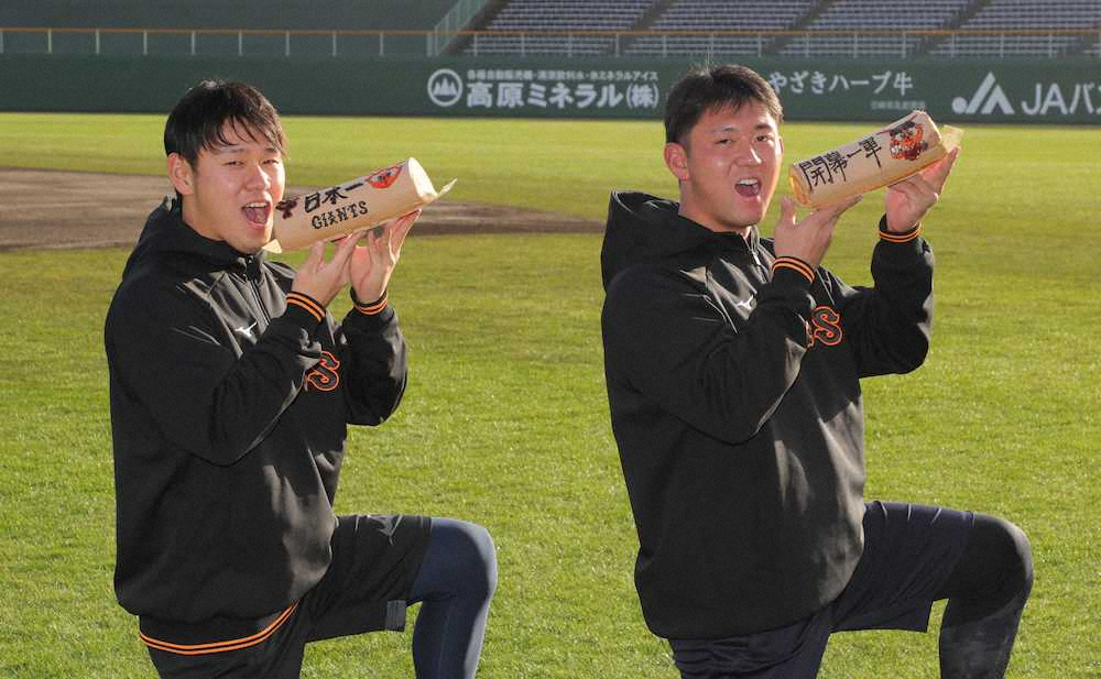 【画像・写真】巨人ドラ1・平内、恵方ロールケーキがぶり！　「開幕1軍」狙う
