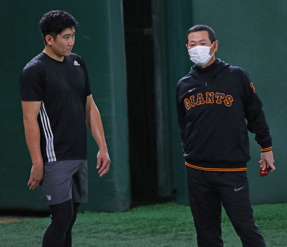 【画像・写真】巨人・菅野「感覚とかも聞きながら」　桑田新コーチから「カーブの極意」学ぶ
