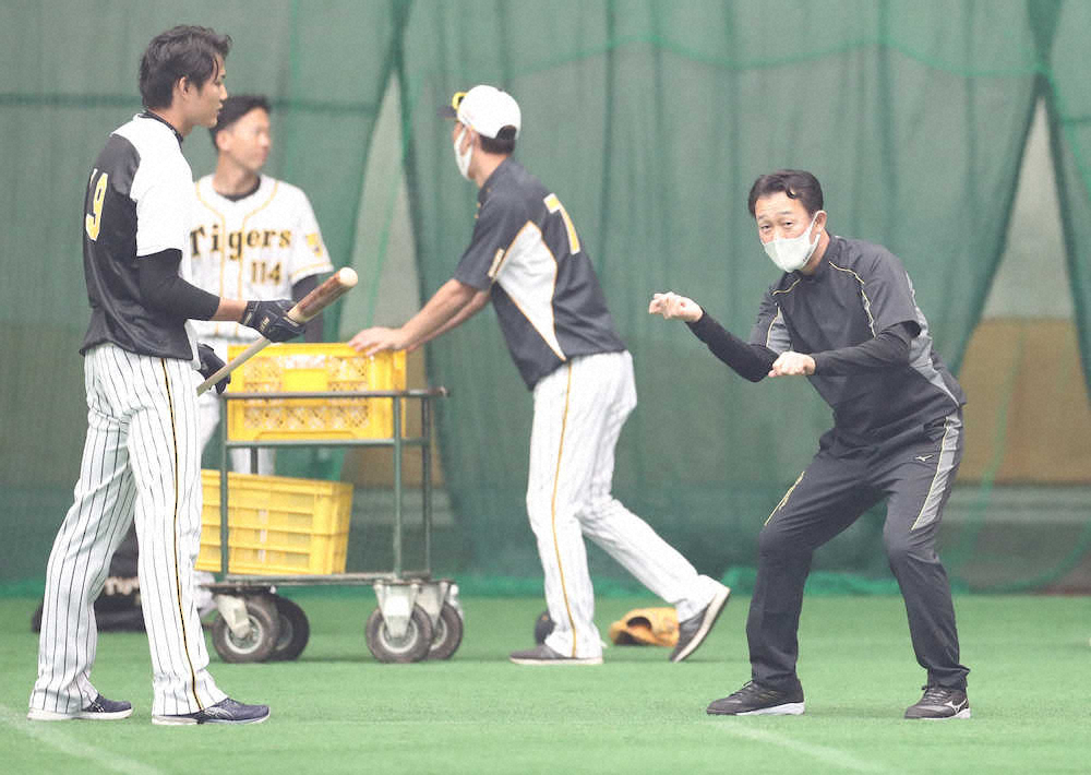 【画像・写真】阪神・川相臨時コーチ　宜野座ドームで全投手に約40分のバント指導