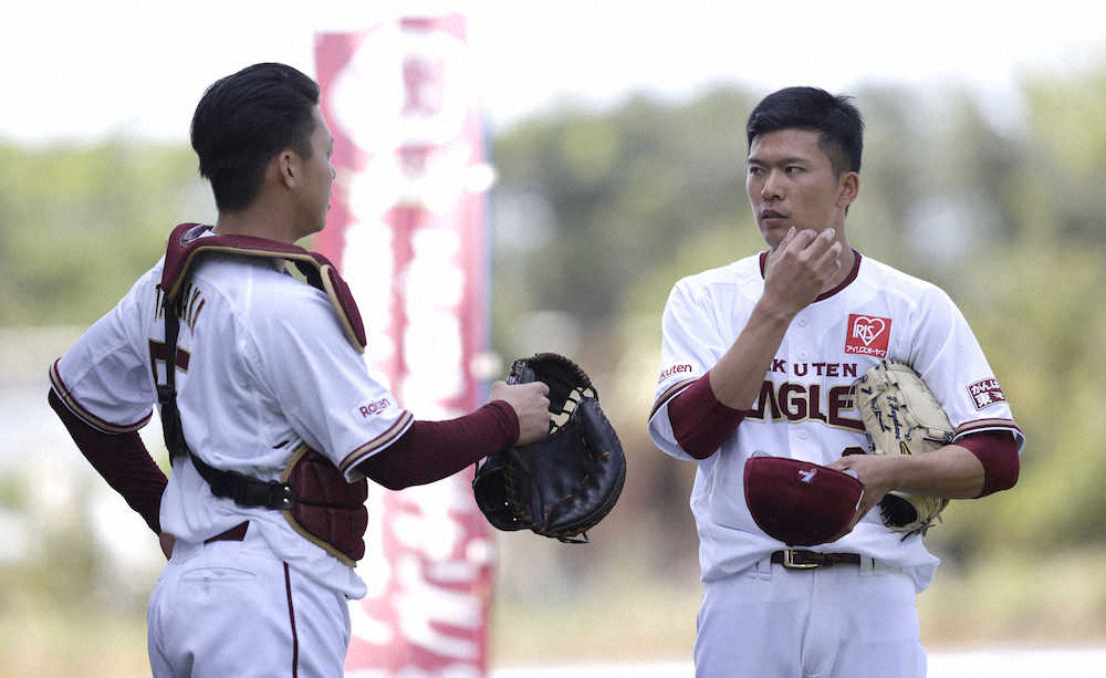 投球練習を終え捕手・田中貴（左）と話す早川　　