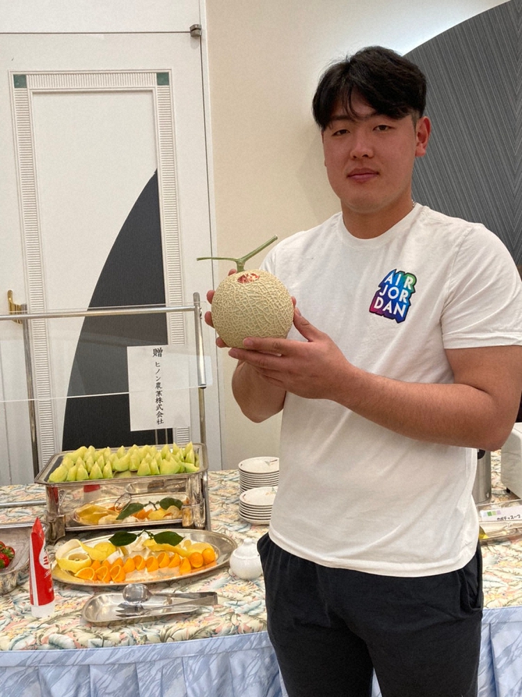 【画像・写真】「珍要求」かなった！？巨人・岡本に高級メロン150個差し入れ