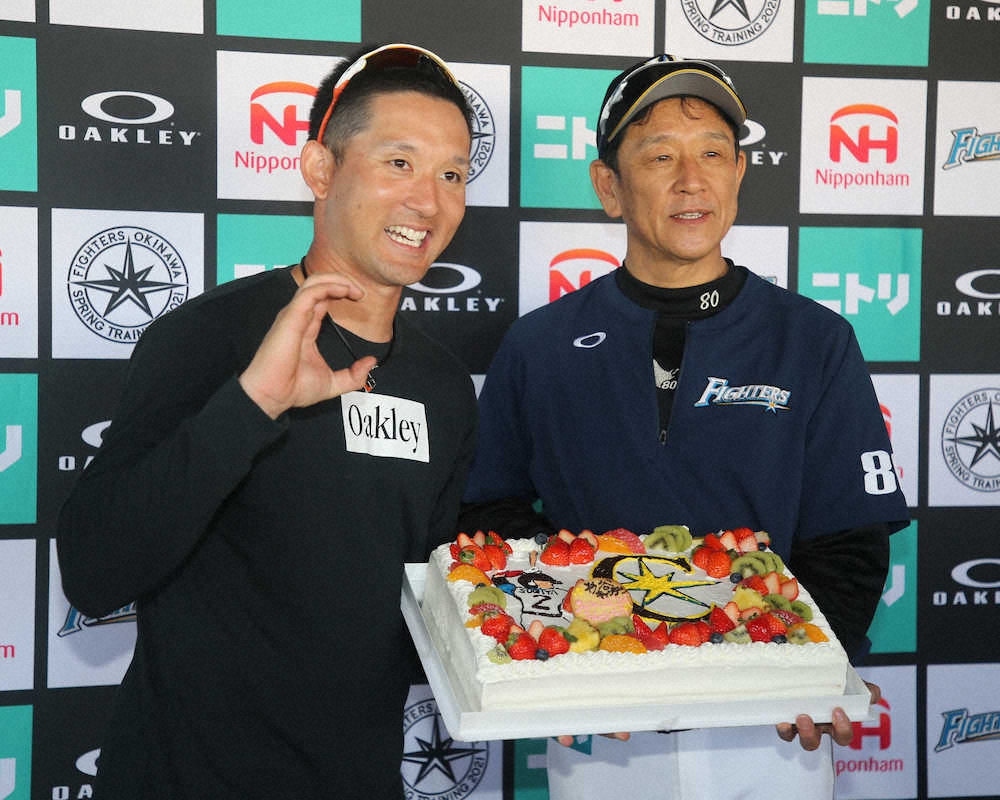 取材中の杉谷（左）に栗山監督からキャプテンマーク入りの誕生日ケーキがプレゼントされた（撮影・高橋茂夫）