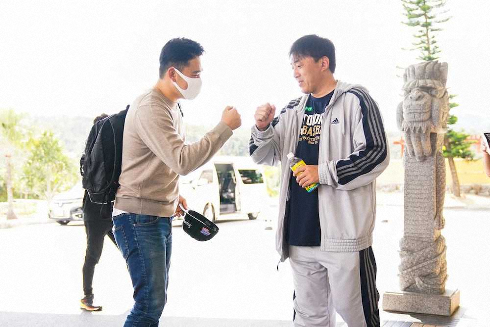 【画像・写真】8年ぶり復帰の楽天・マー君が6日に金武キャンプ合流！　沖縄に到着、石井監督お出迎え