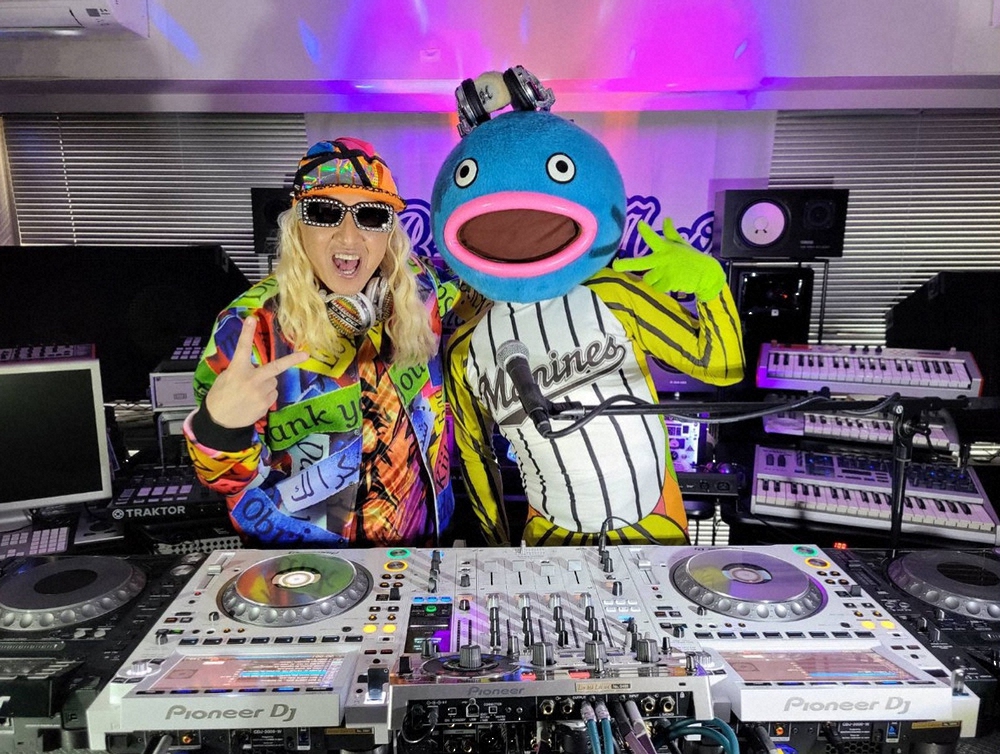 【画像・写真】ロッテ「謎の魚」　デビュー曲は「ナゾノサカナ」に決定!エイベックス訪問でDJ　KOOらにあいさつ