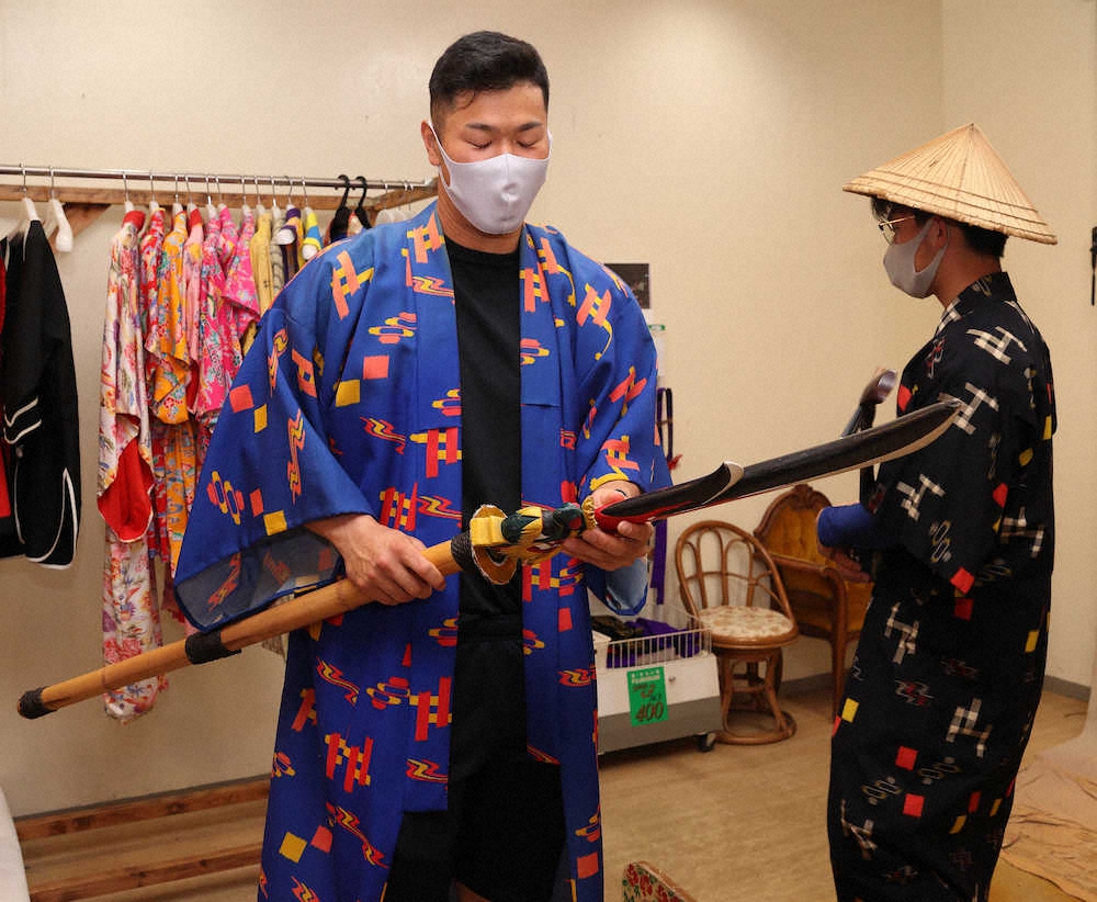 キャンプ休日に琉球衣装を身にまとい、リラックスする阪神・佐藤輝（左）と伊藤将（球団提供）