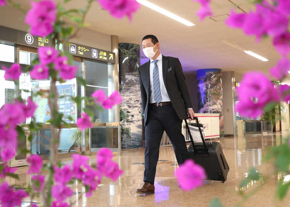 【画像・写真】巨人・桑田コーチ　6日宮崎で練習前に投手陣に“あいさつ”