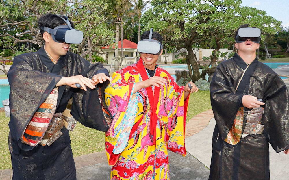 【画像・写真】DeNAドラ1・入江、伝統衣装でバーチャルダイビング堪能 “琉球ギャグ”の作成にも意欲