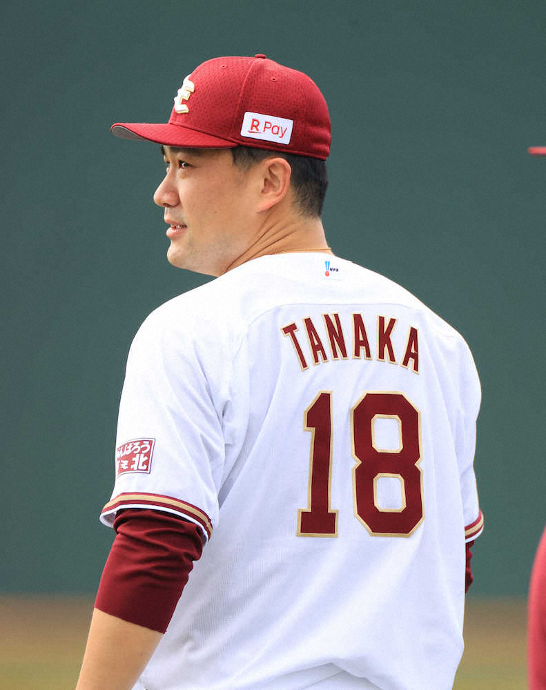 【画像・写真】＜楽天キャンプ＞ユニホーム姿を披露する田中将（撮影・白鳥　佳樹）＝７日、沖縄･金武