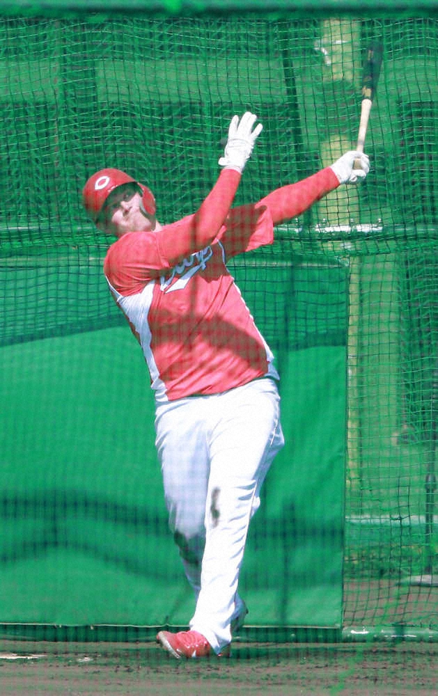 【画像・写真】広島・クロン　18年ぶりコザ場外弾　高さ17メートルのネット飛び越え「すごく飛んだね」