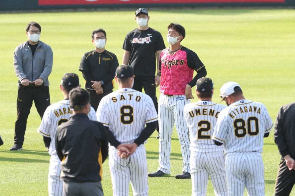 立場逆転！阪神2年目・井上がヘッドコーチにドッキリ仕掛ける― スポニチ Sponichi Annex 野球