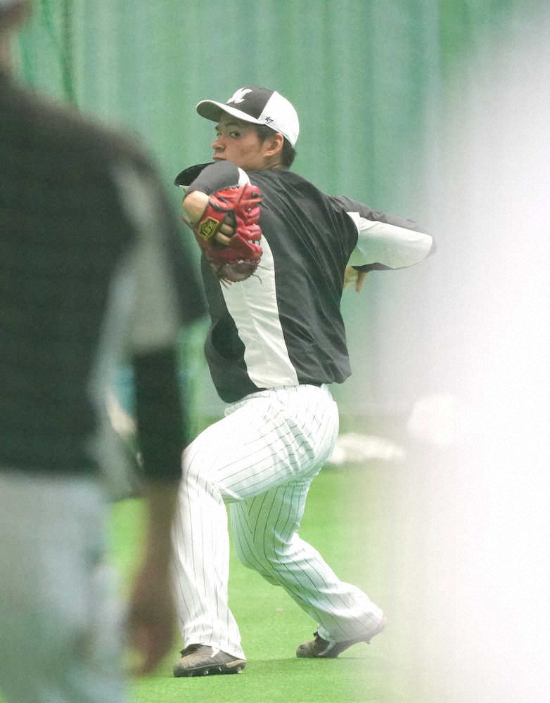 【画像・写真】ロッテ、ドラ2中森が初ブルペンで21球　昨年の佐々木朗より速いペース