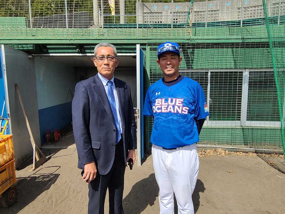 激励に訪れたスポニチ評論家・森繁和氏（左）と琉球ブルーオーシャンズの清水直行監督
