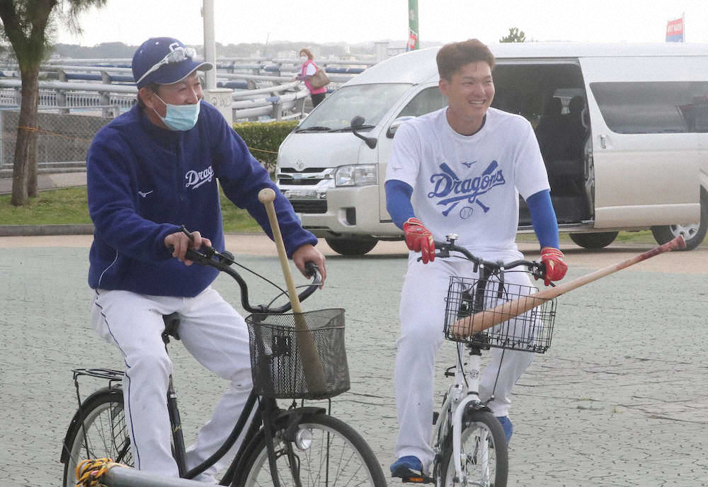 打撃指導を終え、立浪臨時コーチ（左）と談笑しながら自転車で移動する石川昂（撮影・椎名　航）