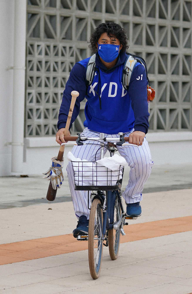＜DeNAキャンプ＞自転車で移動する宮崎（撮影・島崎忠彦）＝11日、沖縄･宜野湾