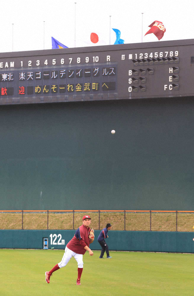 野村克也さんの一周忌に、半旗が掲げられた球場でキャッチボールする田中将　（撮影・白鳥　佳樹）　　　　　　