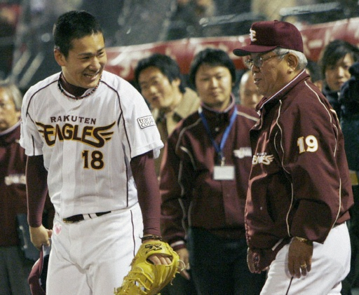 07年４月、プロ初勝利を挙げた田中将（左）と野村さん