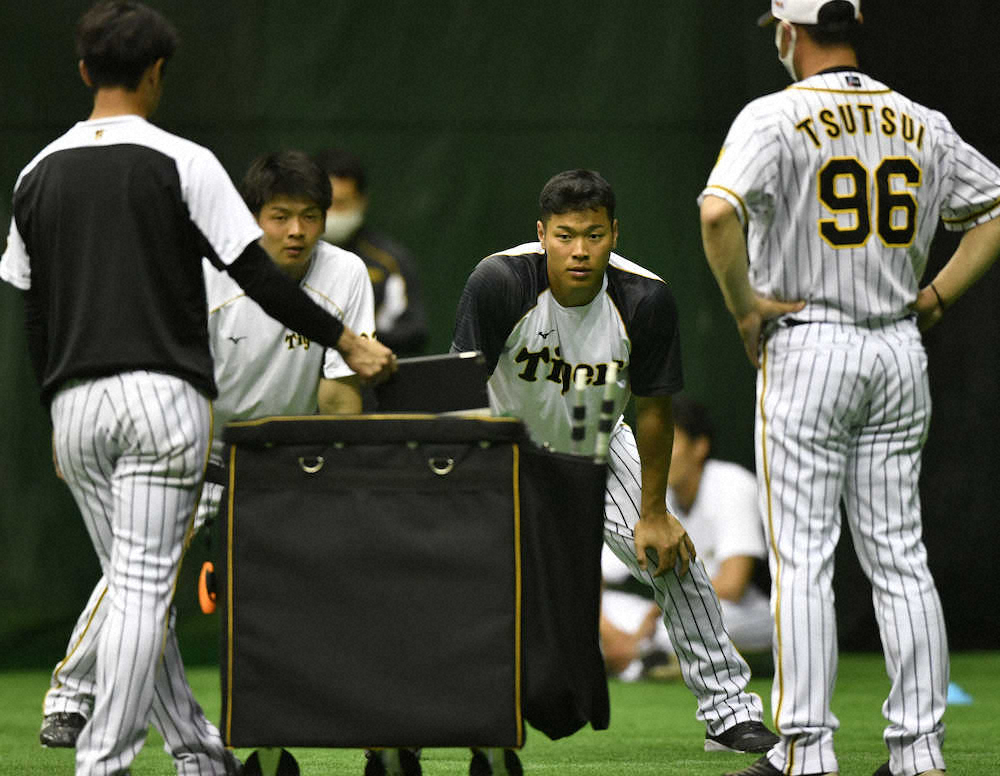＜阪神キャンプ＞　モニターを見ながら走塁のイメージトレを行う佐藤輝（右）と井上