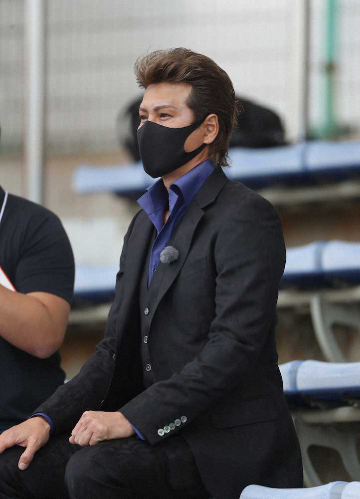 【画像・写真】新庄剛志氏、阪神宜野座キャンプに登場　ジャケット姿で球場入り　亀山つとむ氏とも再会