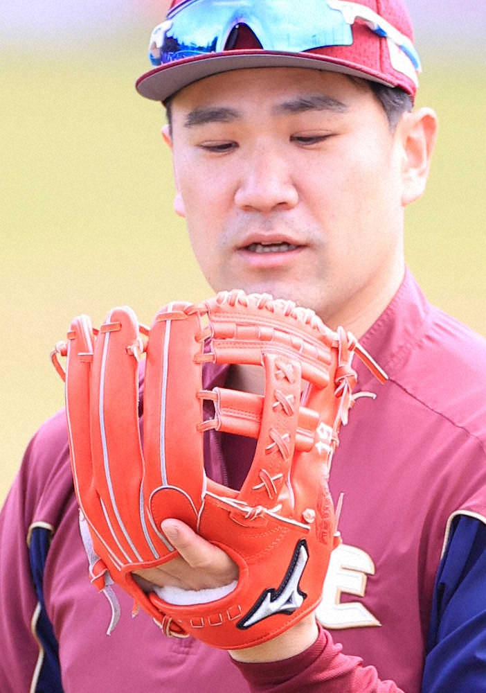 楽天キャンプ キャッチボールのあいまグラブに視線を送る田中将 撮影 白鳥 佳樹 13日 沖縄 金武 スポニチ Sponichi Annex 野球