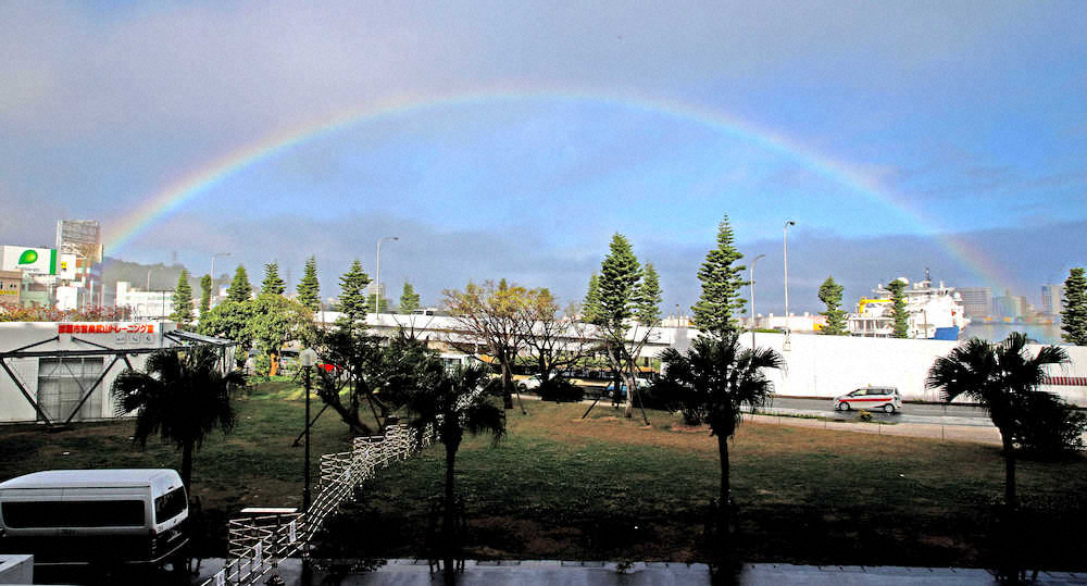 ＜巨人沖縄キャンプ＞セルラースタジアムの外には綺麗な虹が（撮影・森沢裕）＝14日、那覇市