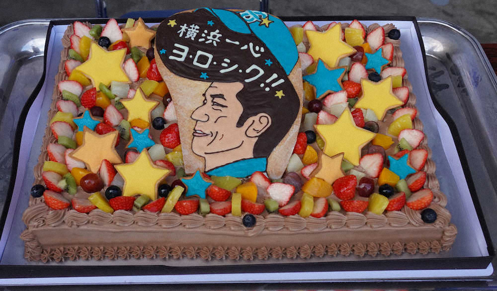 【画像・写真】DeNA・三浦監督　特大チョコケーキ贈られ「顔でかくない？似てるね」