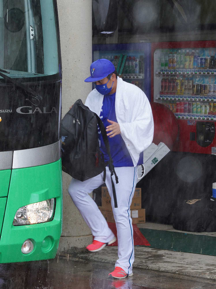 雨で練習試合が中止となりバスに乗り込む佐野 撮影 島崎忠彦 スポニチ Sponichi Annex 野球