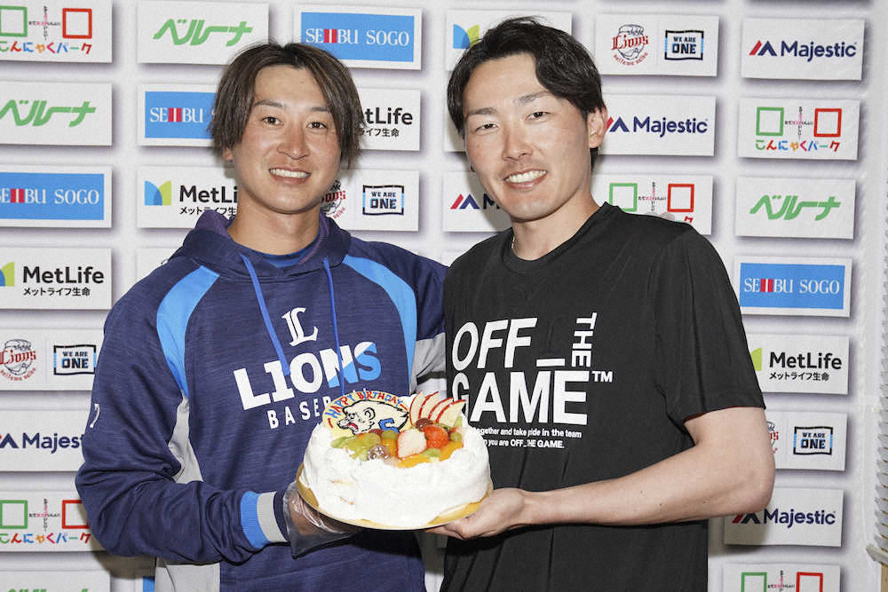 バースデーケーキを手に笑顔を見せる源田（右）、左は金子（球団提供）