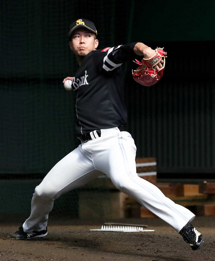 【画像・写真】ソフトバンク・千賀　初ブルペンでいきなり153キロ！捕手を立たせて15球